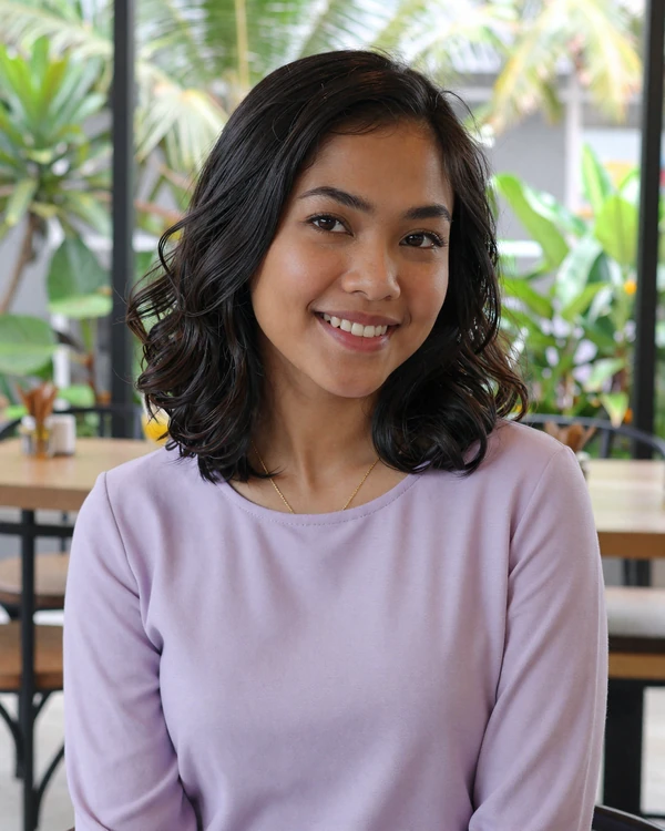 Young Bruneian woman in a modern cafe in Bandar Seri Begawan, representing educated Brunei singles open to international dating